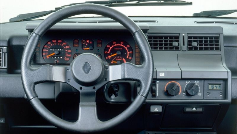 Archivo:R5 GT Turbo Interior.jpg